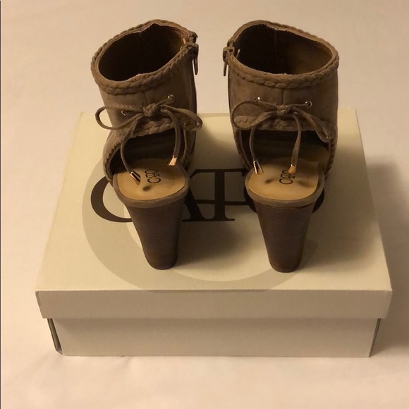 Cato open toe wedge booties. Creamy gray. Size 11. - Picture 4 of 6